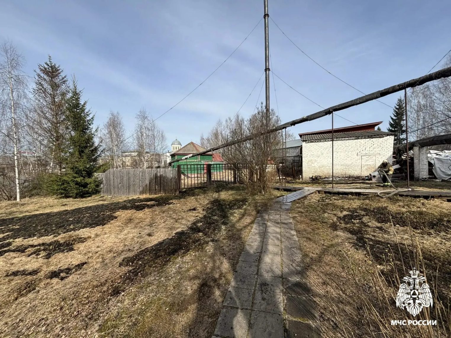 Искра из трубы санатория подожгла сухую траву в Солигаличе