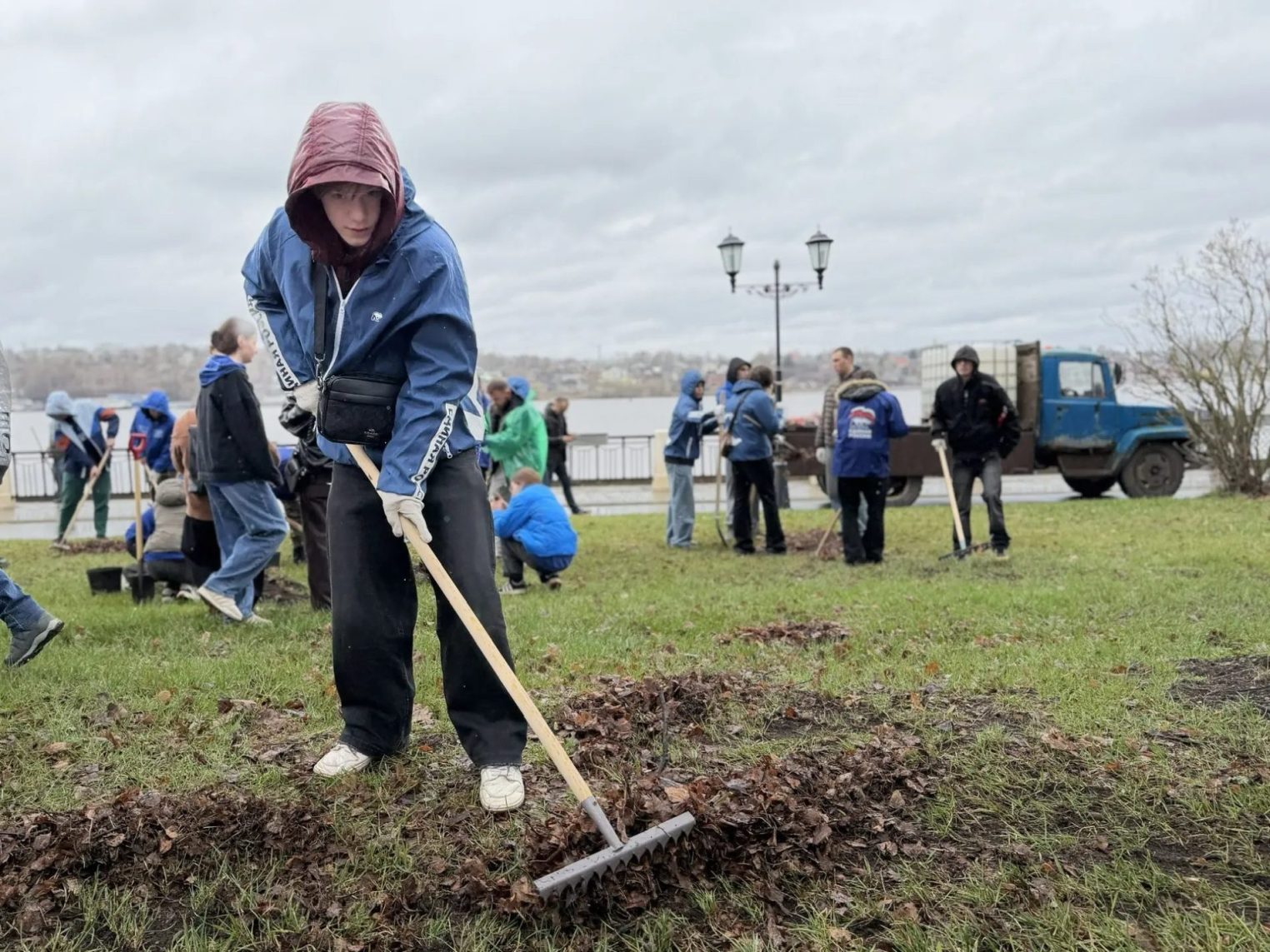 Сергей Ситников и Алексей Анохин приняли участие в субботнике, организованном «Единой Россией»