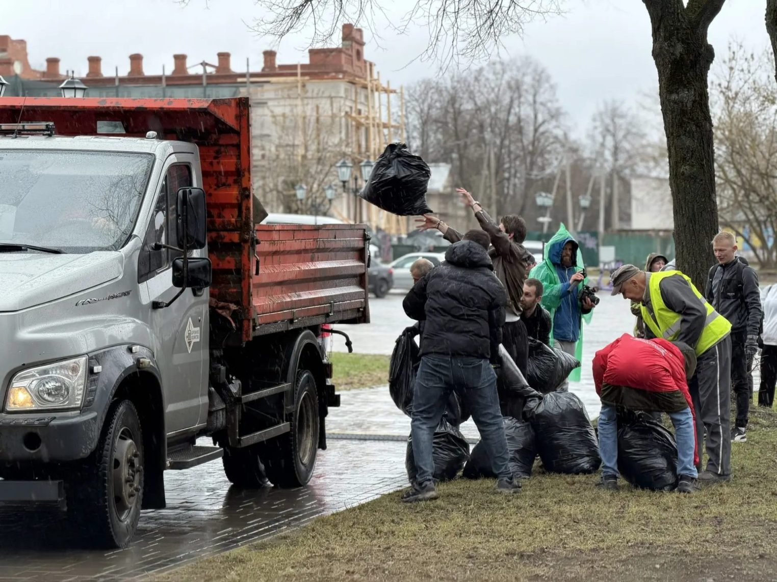 Сергей Ситников и Алексей Анохин приняли участие в субботнике, организованном «Единой Россией»