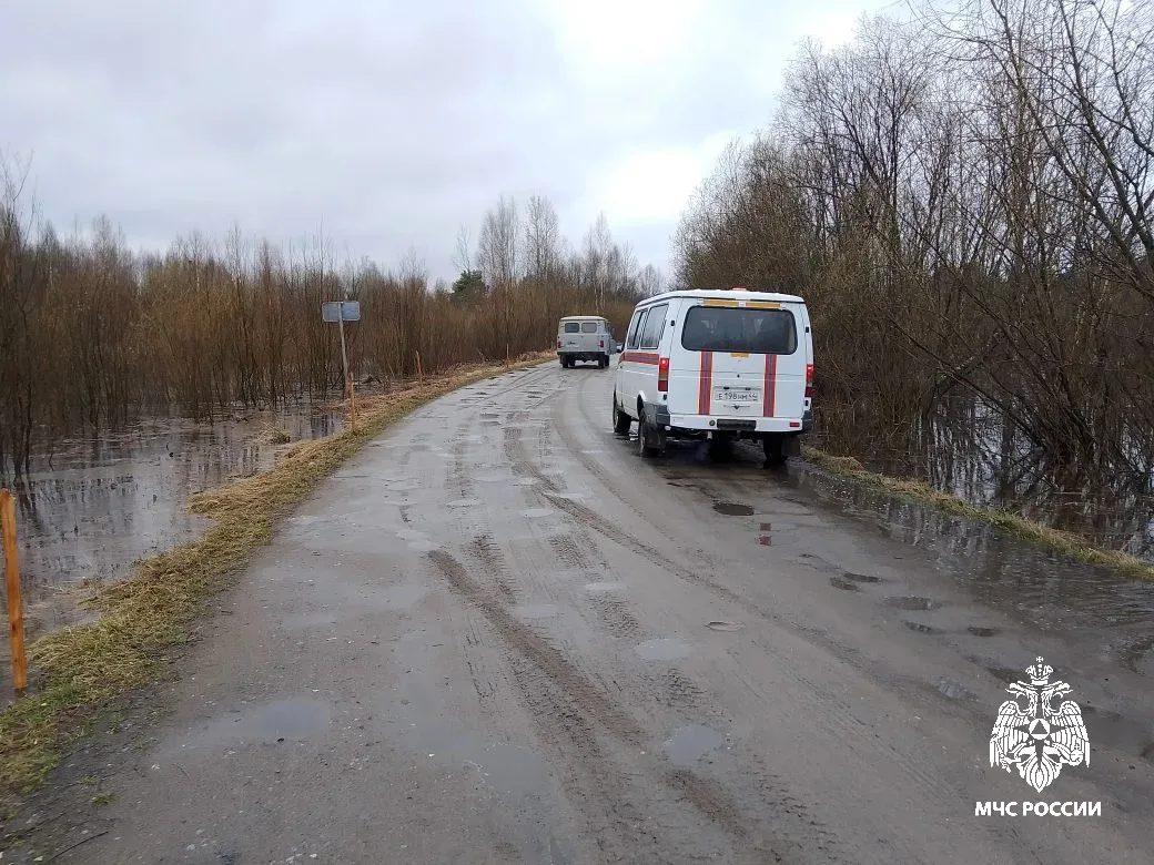 В Шарьинском районе затопило мост