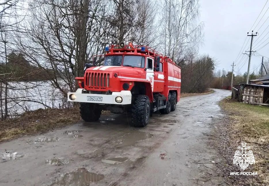 В Шарьинском районе затопило мост