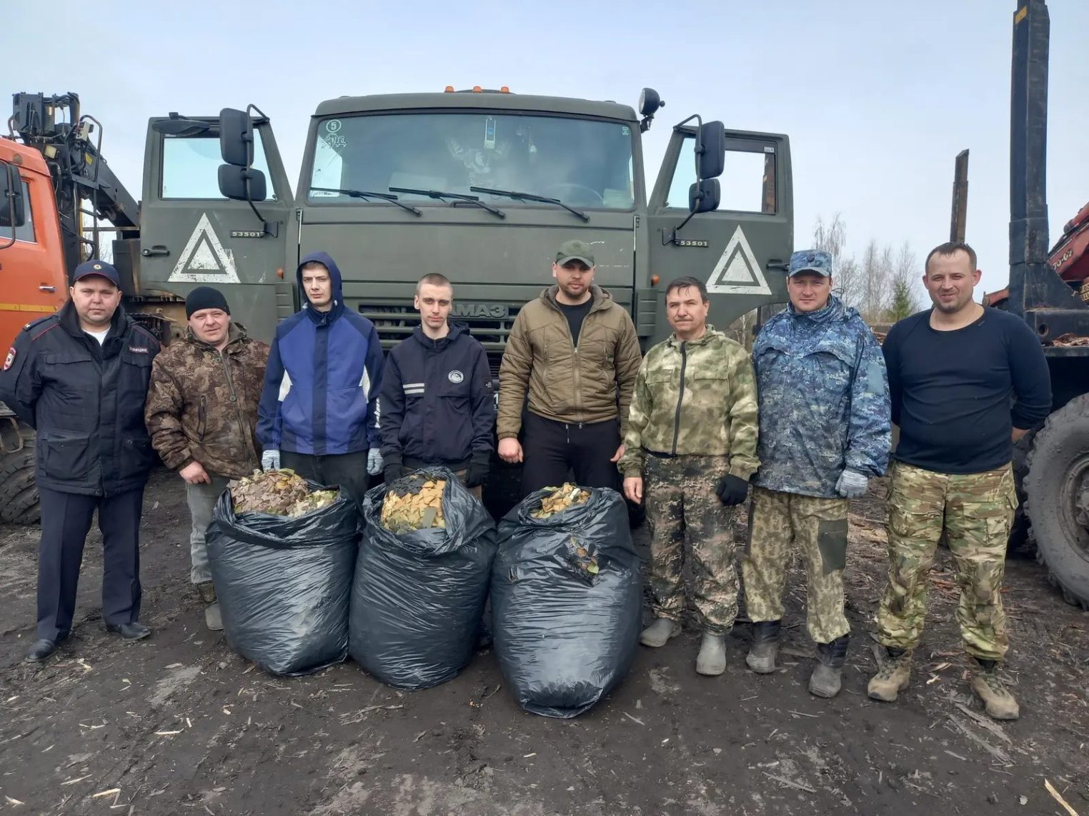 Полицейские и общественники из Мантурово отправили подарки бойцам СВО