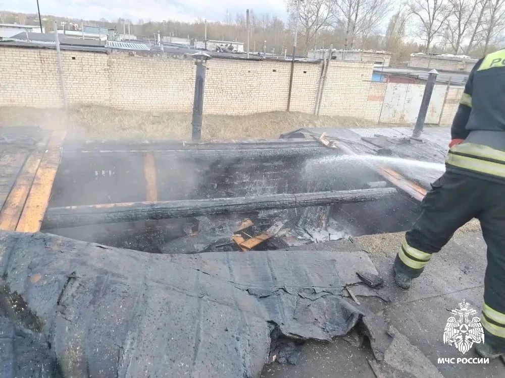 Коротыш спалил крыши трех гаражей в Костроме