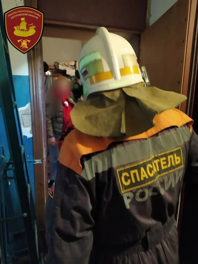 В Костроме спасателям не пришлось ломать дверь ради спасения малыша