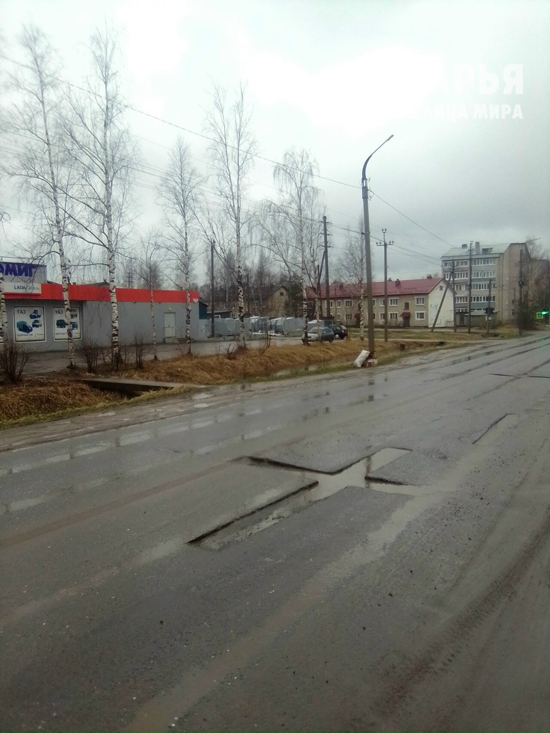 В Шарье рабочие поставили на дороге кресты