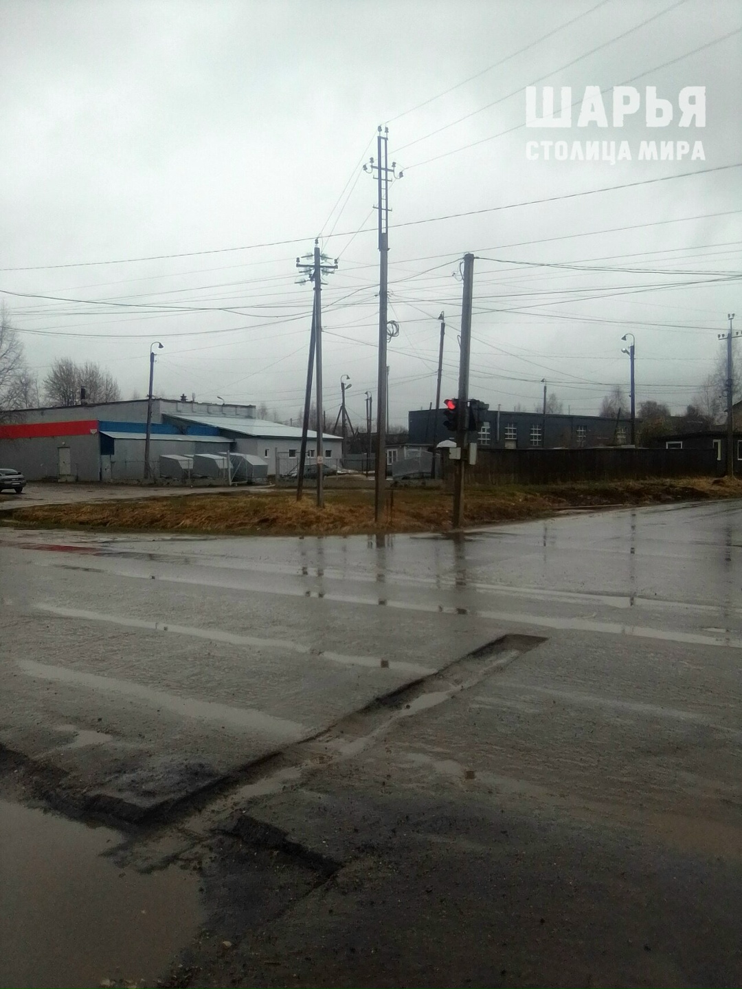 В Шарье рабочие поставили на дороге кресты