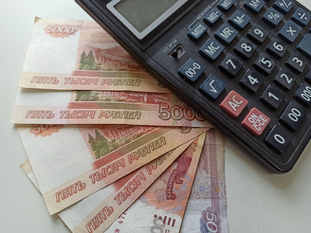 Ради спасения денег и репутации костромичка подарила жуликам 2,3 миллиона