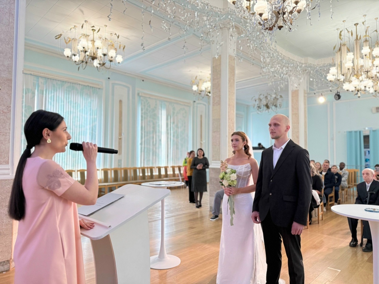 Костромская Снегурочка поженила первую пару молодоженов