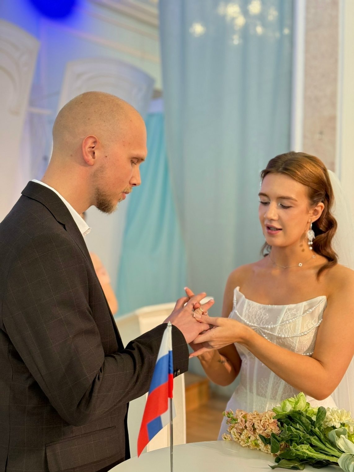 Костромская Снегурочка поженила первую пару молодоженов