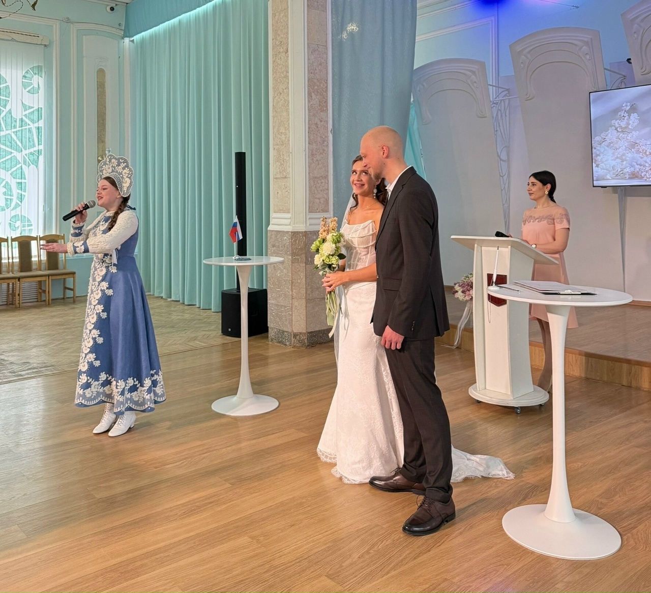 Костромская Снегурочка поженила первую пару молодоженов