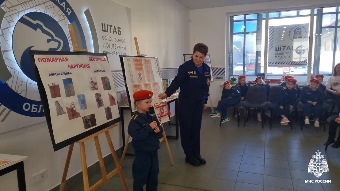 Детсадовцы и спасатели отметили день рождения пожарной лестницы