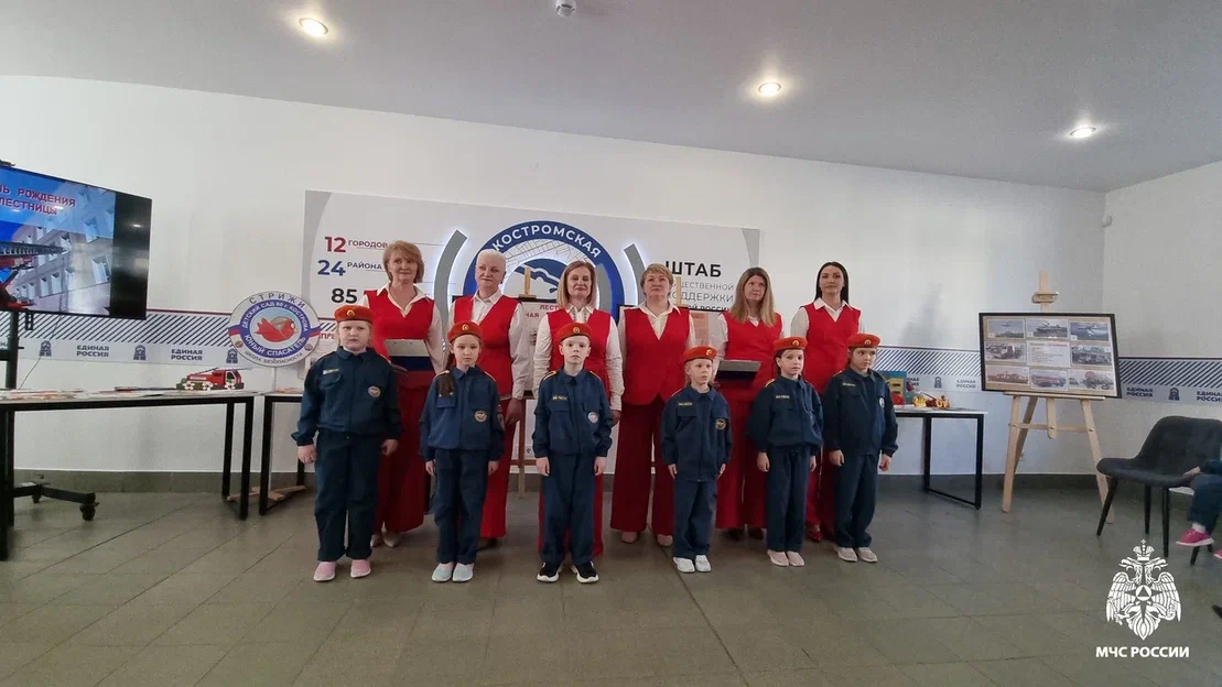 Детсадовцы и спасатели отметили день рождения пожарной лестницы