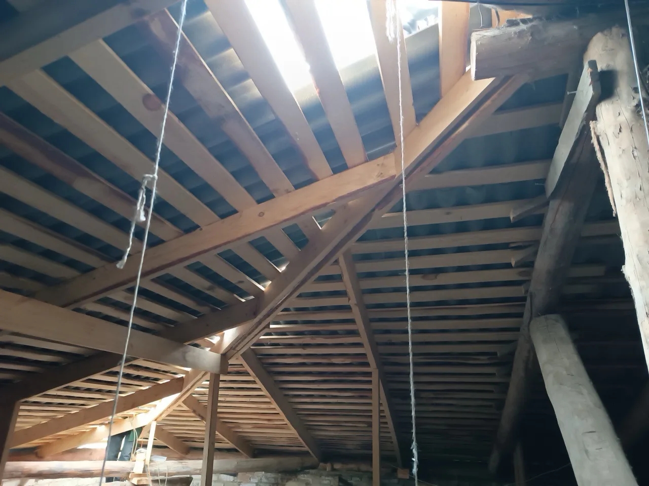 Прокуратура заставила починить провалившуюся под снегом крышу костромского дома