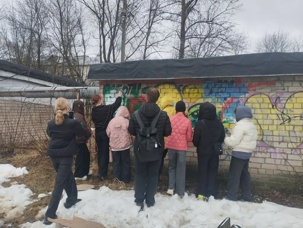 В Волгореченске полицейские и дети вместе отмывали стены от граффити