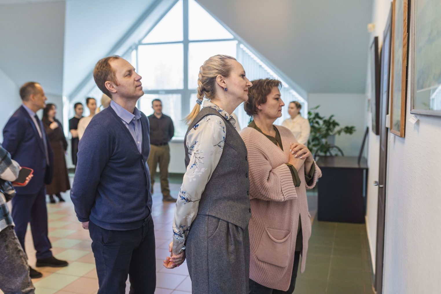 В главном офисе «НОВАТЭК-Кострома» открылась новая весенняя выставка художника Евгения Кашина