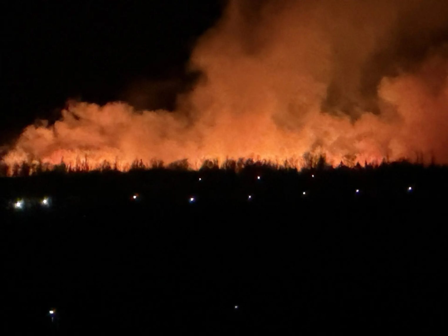 Пожар, охвативший поля в Коряково, удалось ликвидировать