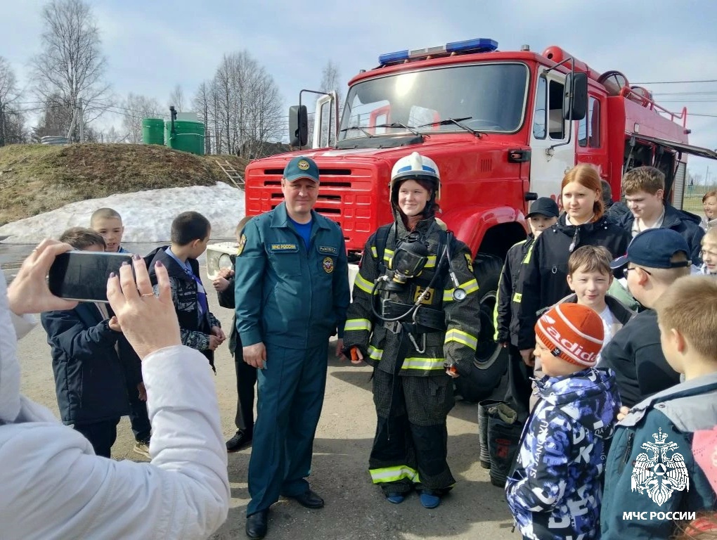 Костромские школьники примерили дыхательные аппараты и костюмы пожарных