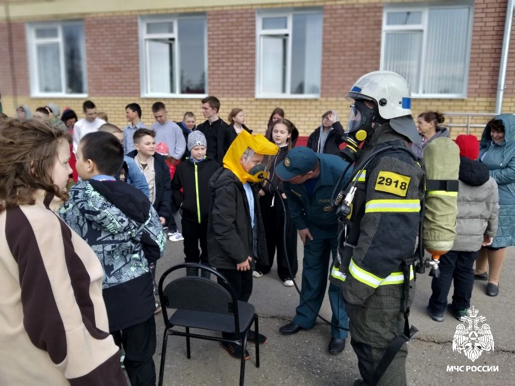 Костромские школьники примерили дыхательные аппараты и костюмы пожарных