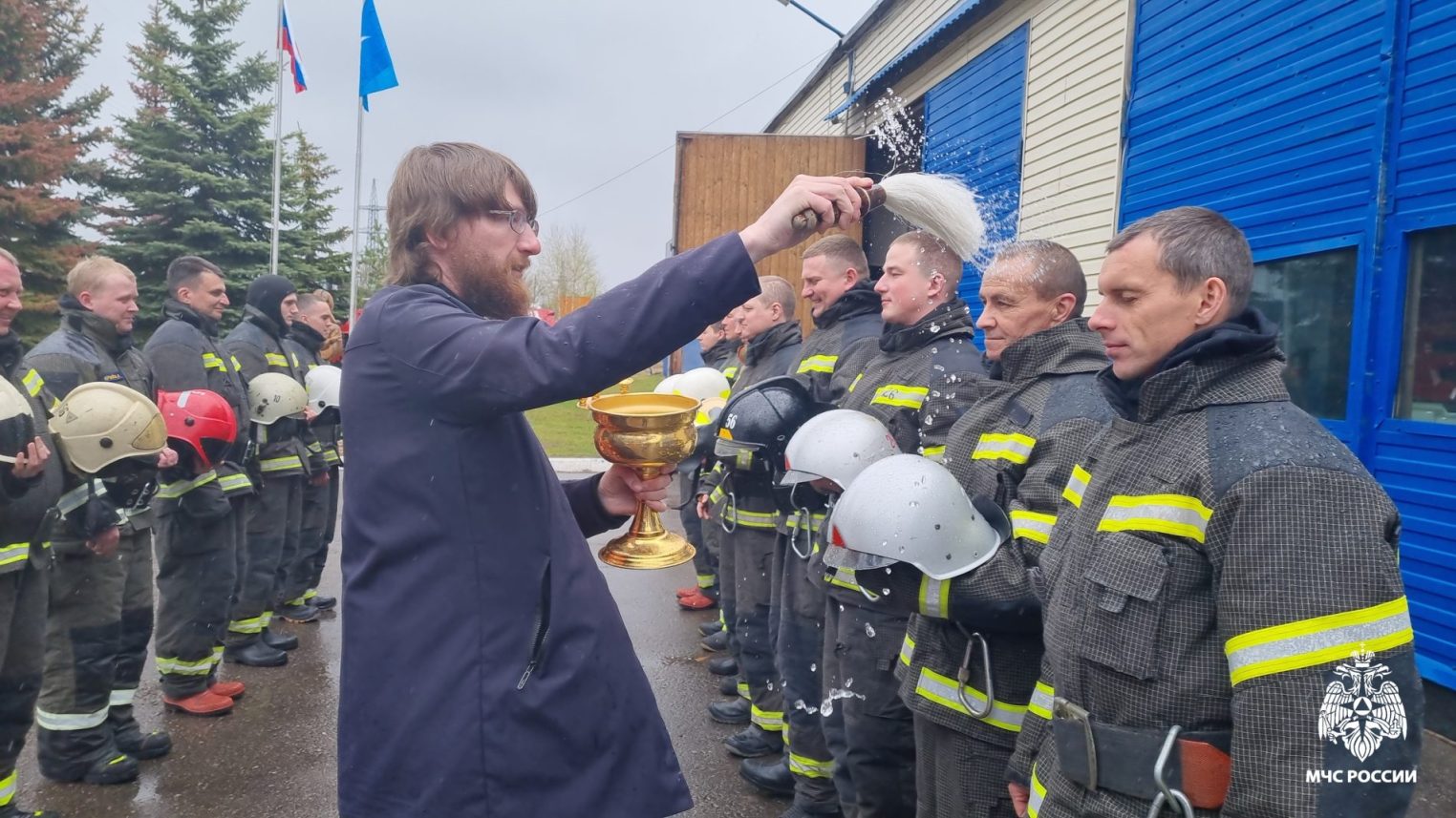 16 костромских пожарных прошли посвящение под рев сирен