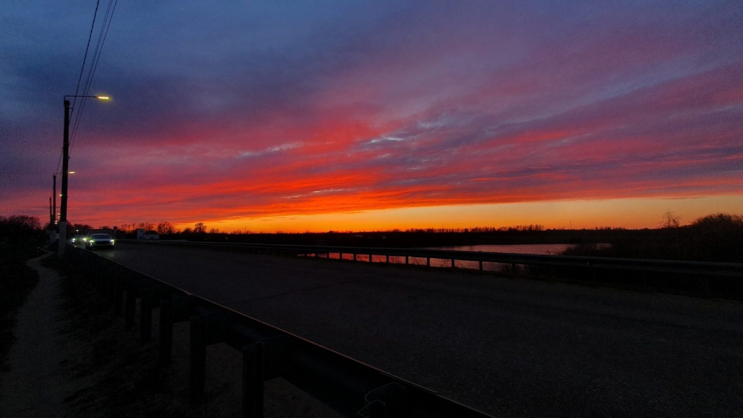 Костромичи делятся фотографиями невероятно красивого вечернего апрельского неба