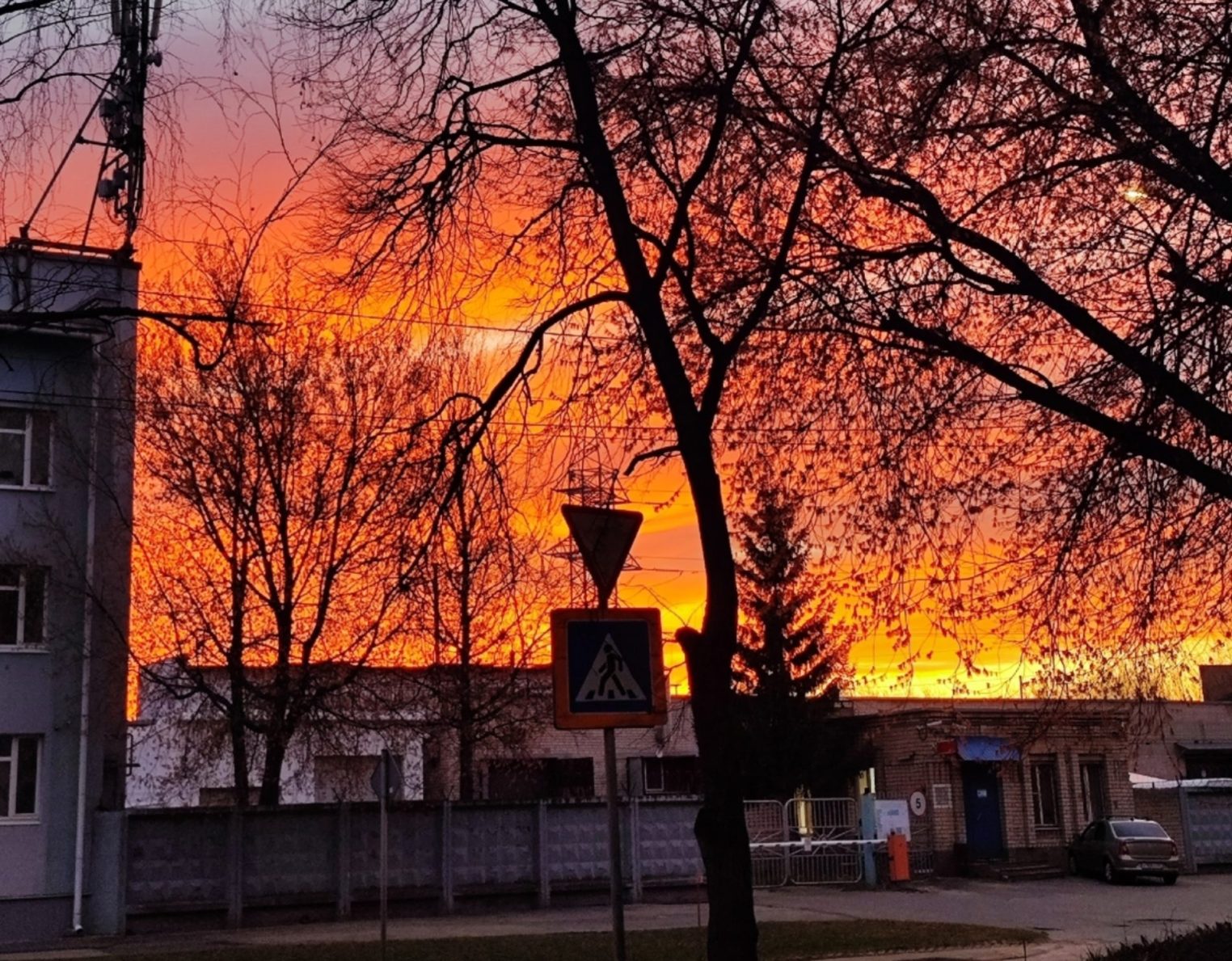 Костромичи делятся фотографиями невероятно красивого вечернего апрельского неба