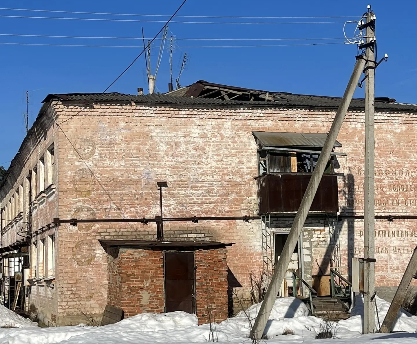 Прокуратура заставила починить провалившуюся под снегом крышу костромского дома