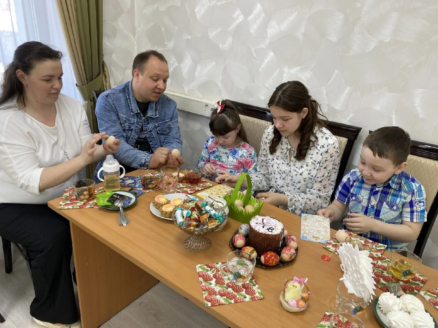 Семья Удаловых встретила Пасху в Шарьинском ЗАГСе