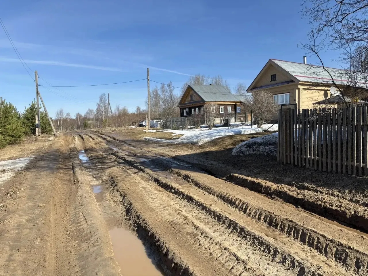 Лесовозы разбили дорогу в костромской деревне