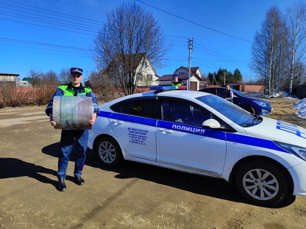 Полицейские из Шарьи доставили волонтерам СВО 16 километров маскировочной ткани