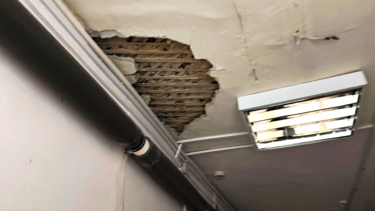 Закрытый вход, холод и разруха: что скрывает корпус Б1 костромского университета