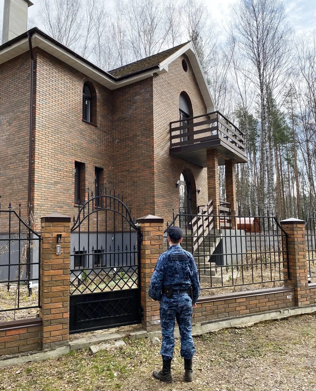 Элитный особняк костромского бизнесмена продадут за долги перед банком