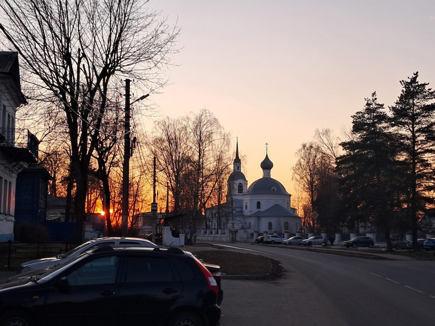 Костромичи делятся фотографиями невероятно красивого вечернего апрельского неба