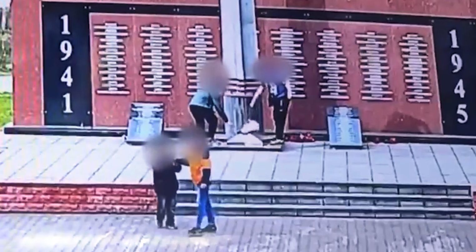 В Костромской области полиция задержала школьников, устроивших пикник на Вечном огне