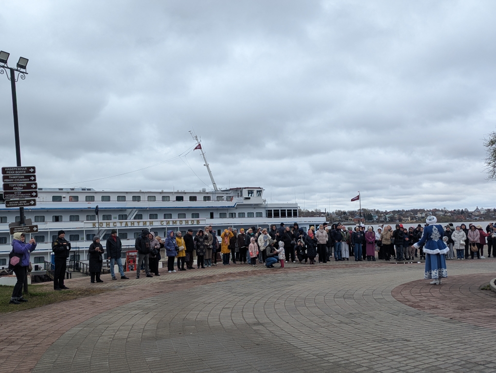Кострома встретила первый круизный теплоход песнями и плясками