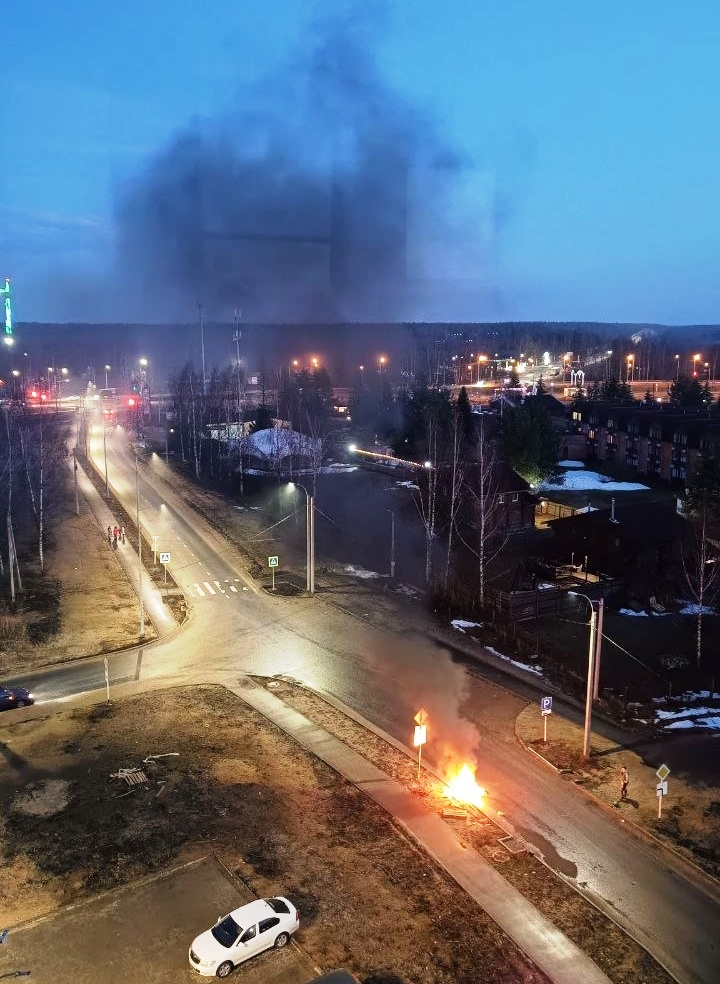 В Костроме прямо на улице горит мотоцикл