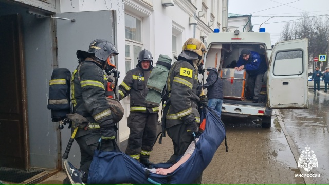 В Костроме тушили пожар с театральным размахом