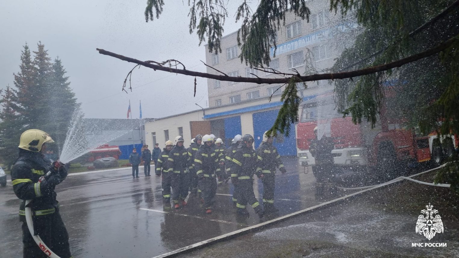 16 костромских пожарных прошли посвящение под рев сирен