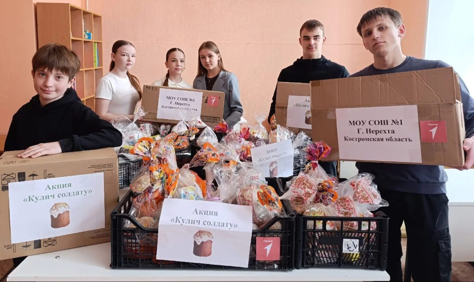 Костромские волонтеры подарили бойцам пасхальную радость