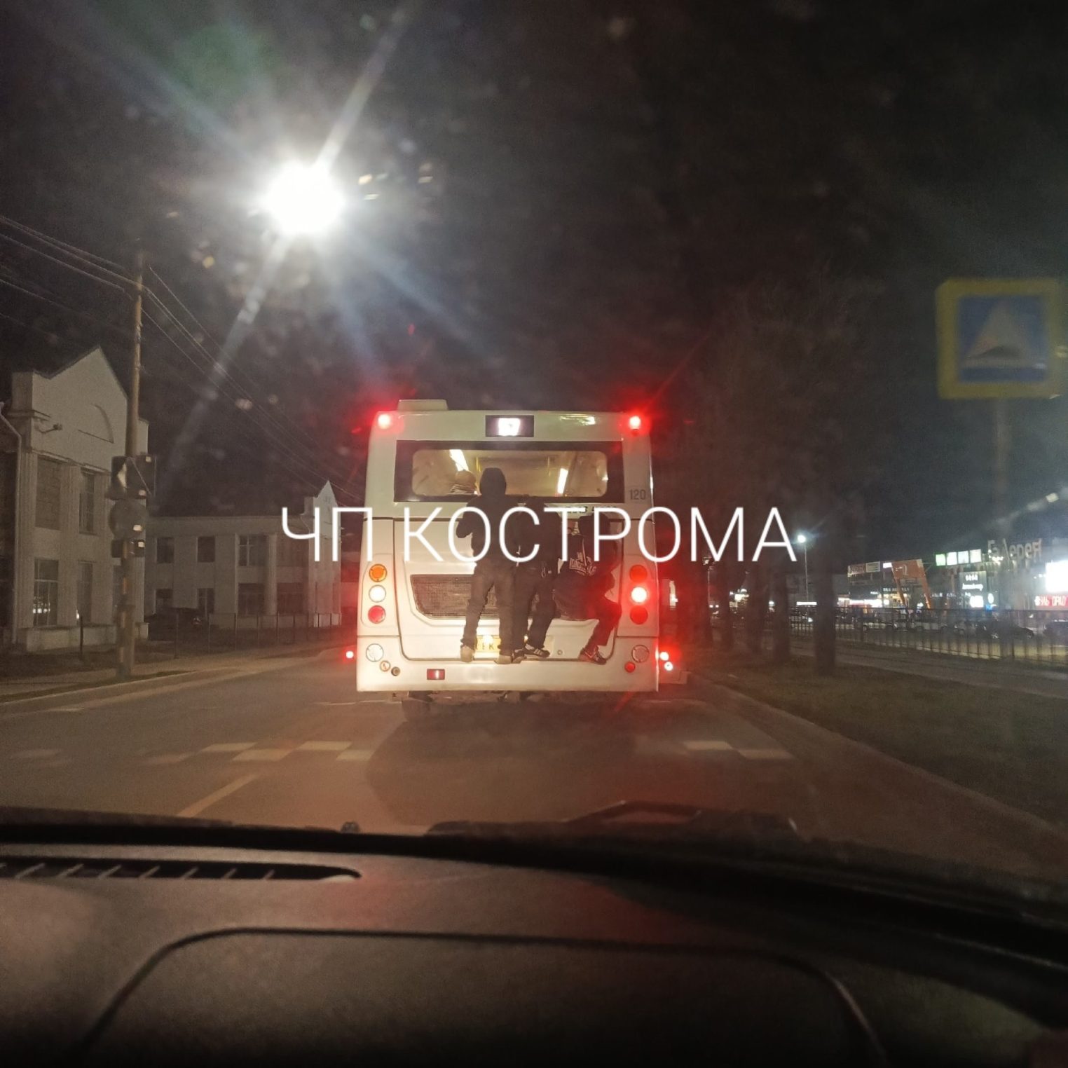 В Костроме задержаны парни, катавшиеся на автобусе снаружи
