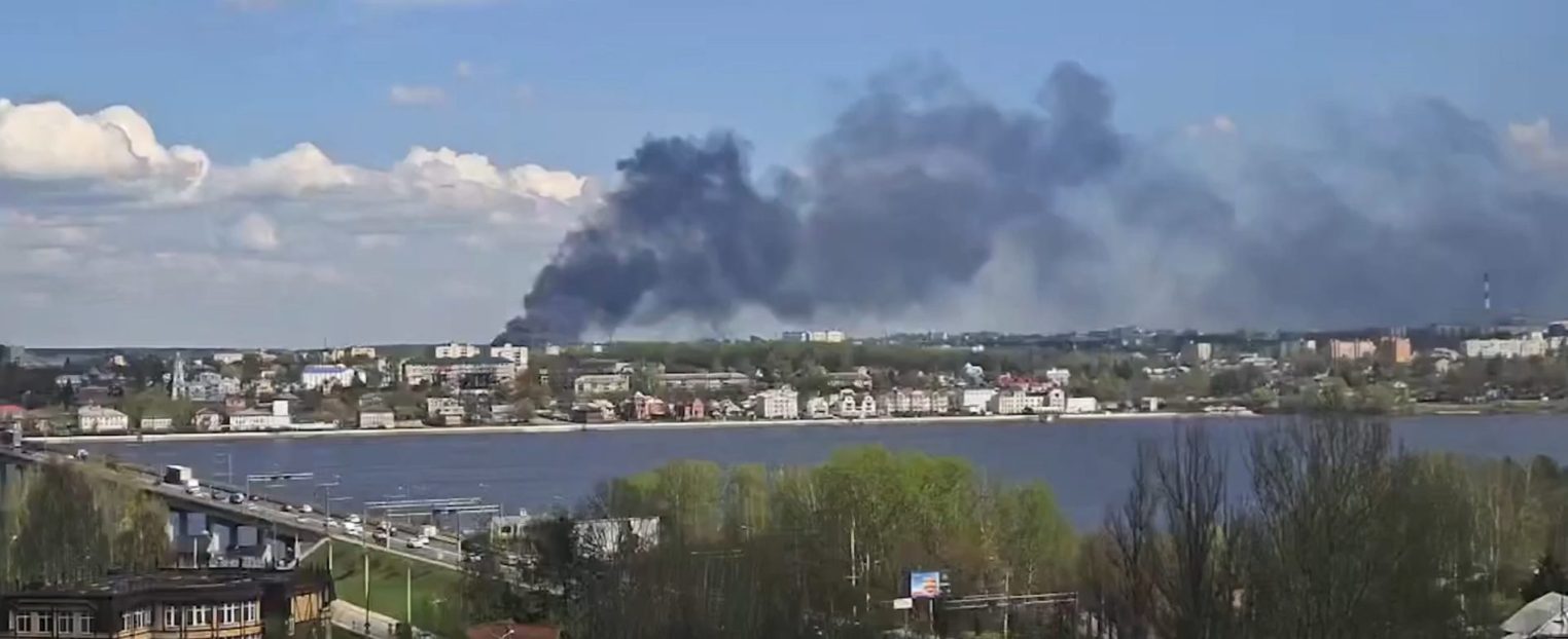В Костроме ликвидируют пожар на улице Дёминской