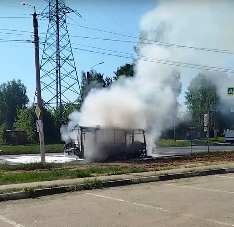 Пассажирский автобус загорелся во время рейса в Костроме