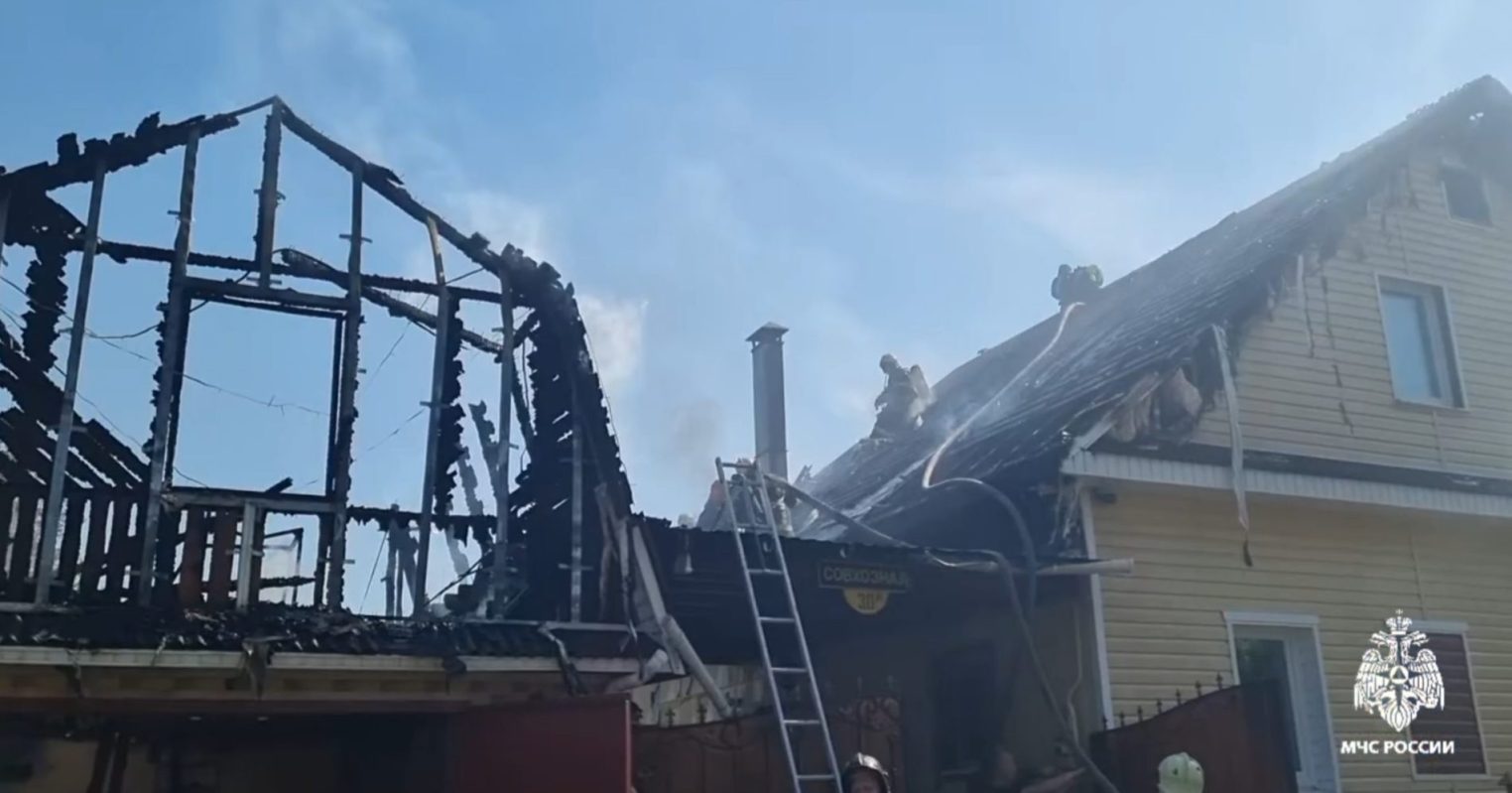 В Костроме пожарные остановили крупное возгорание в частном секторе