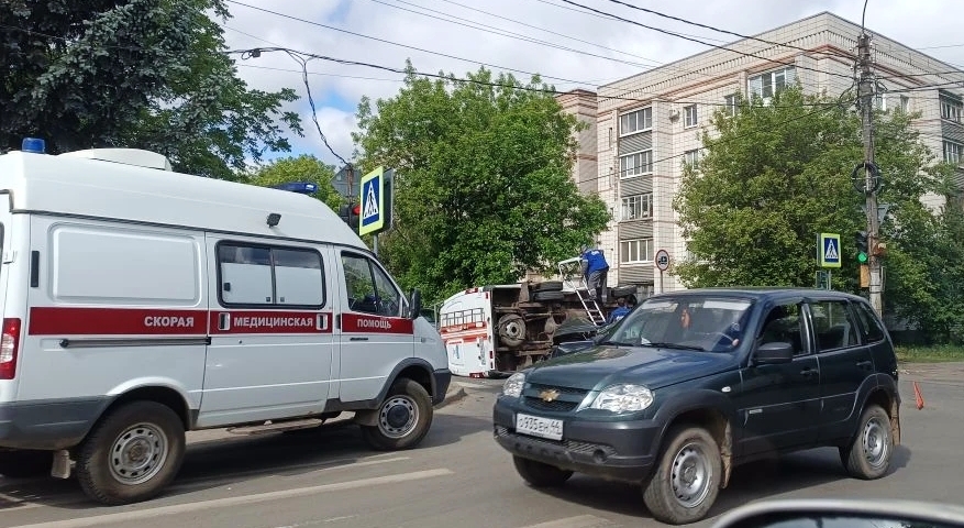 Очевидцы помогали вытаскивать людей из перевернувшейся «ГАЗели» в Костроме