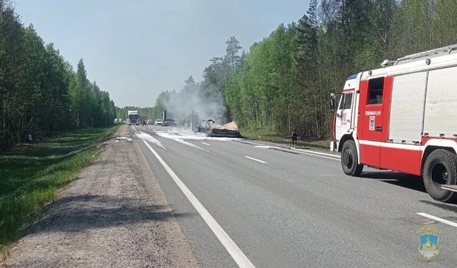На федеральной трассе в Костромской области вспыхнула фура