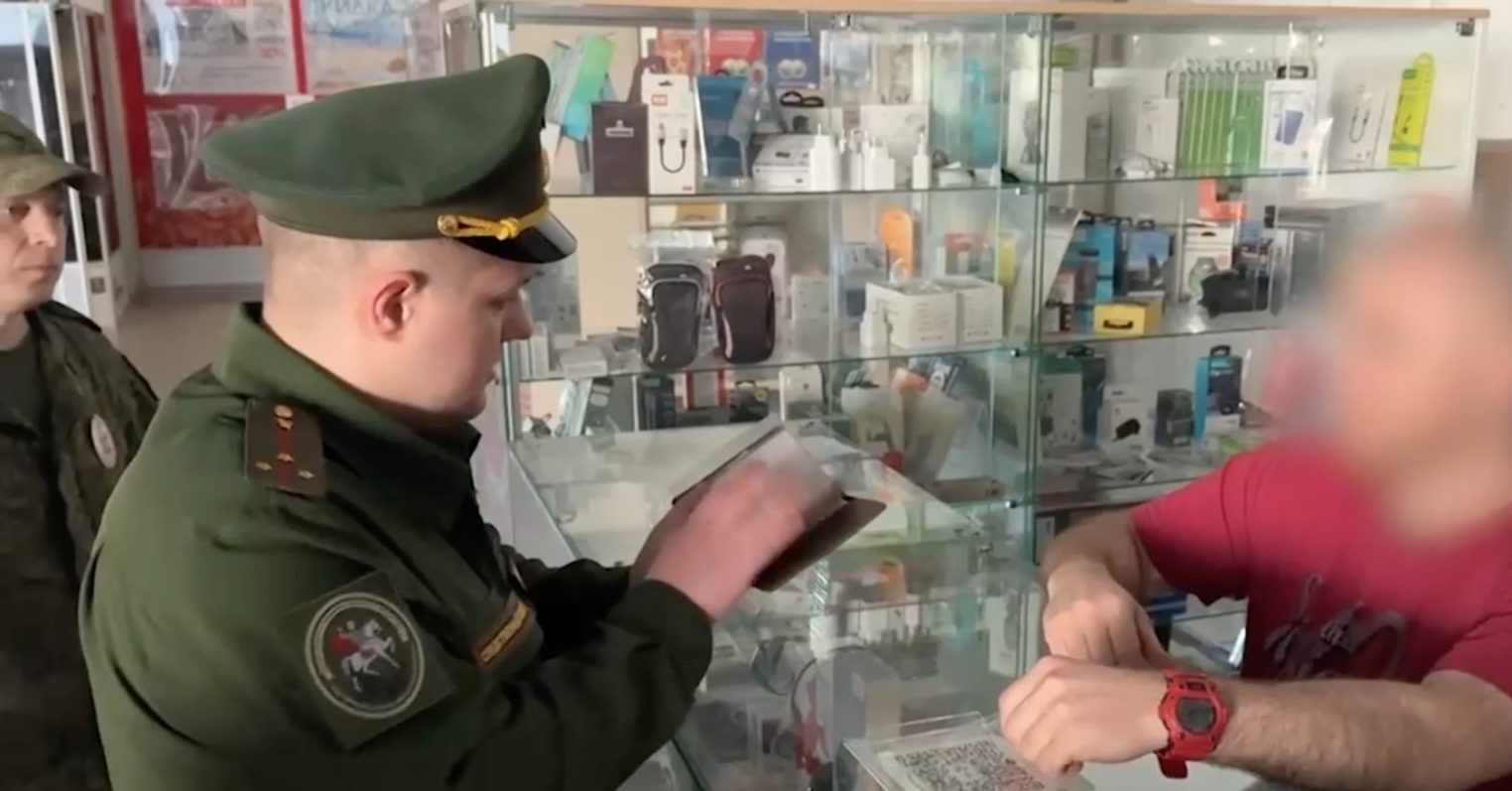 В костромских ТЦ продолжают искать новых граждан России, не вставших на воинский учет