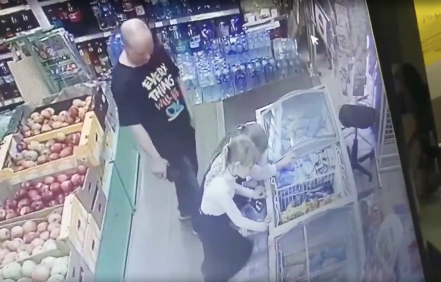 Вся Кострома обсуждает странного мужчину, заглядывающего под юбки к маленьким девочкам