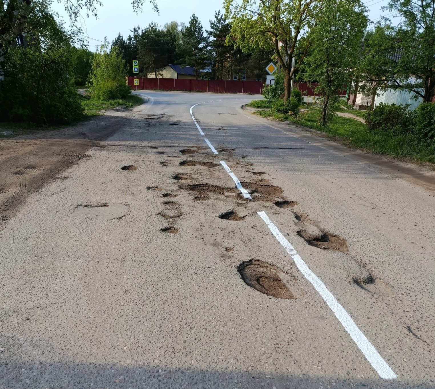 Под Костромой украсили старые ямы на дороге свежей разметкой