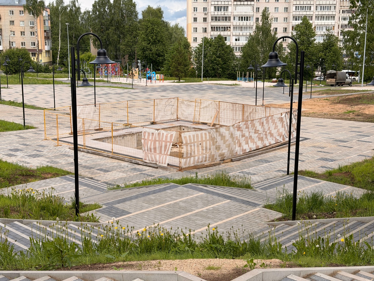 В Костроме сквер превращается из стройки в место для прогулок