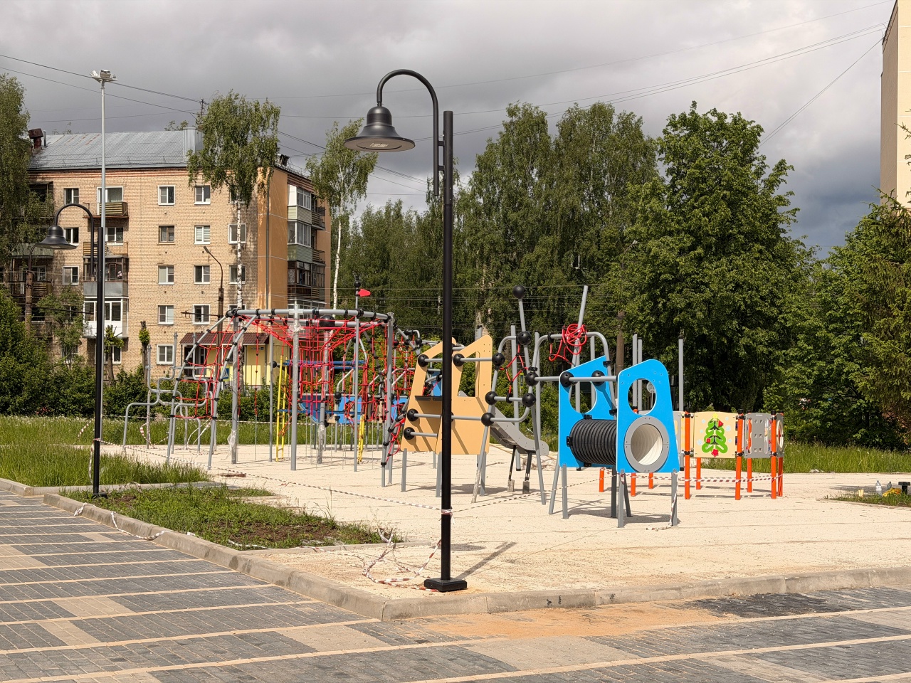 В Костроме сквер превращается из стройки в место для прогулок