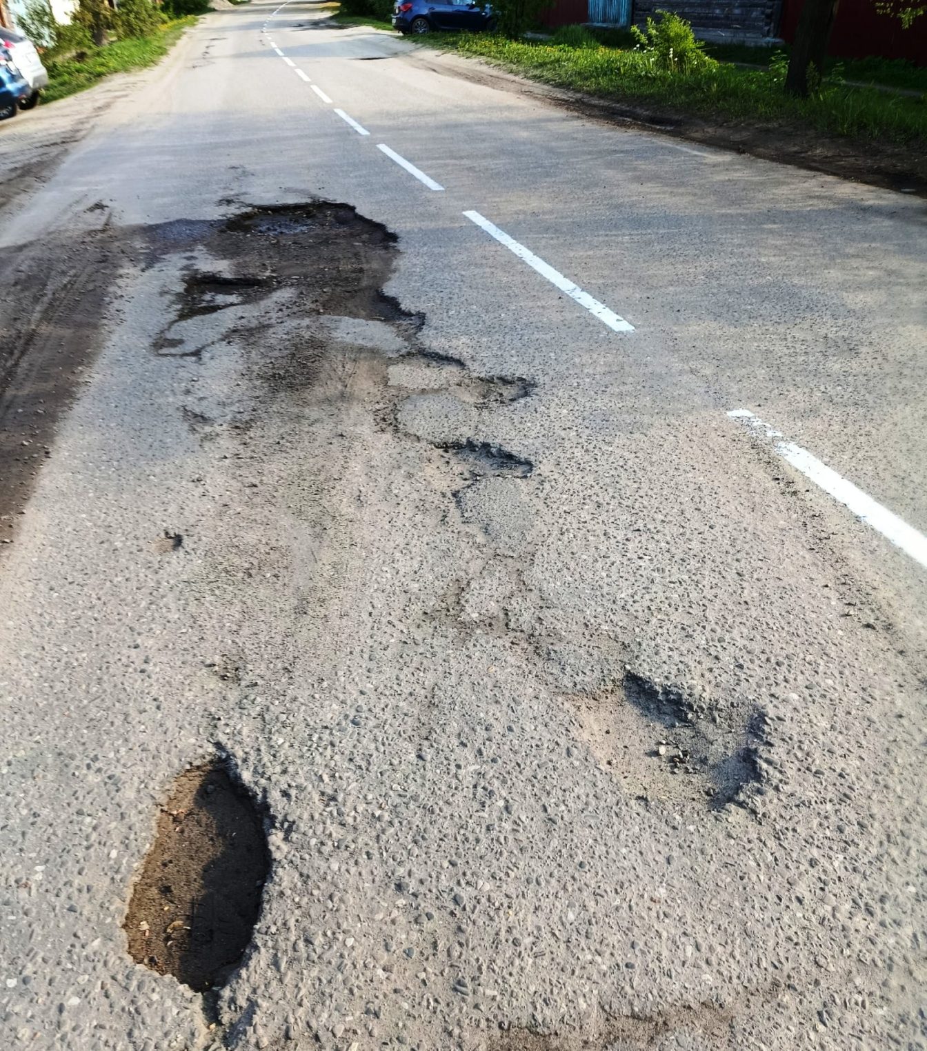 Под Костромой украсили старые ямы на дороге свежей разметкой